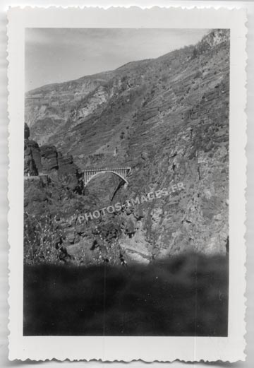 Photo ancienne du pont du Saut de la Mariée dans les gorges de Daluis
