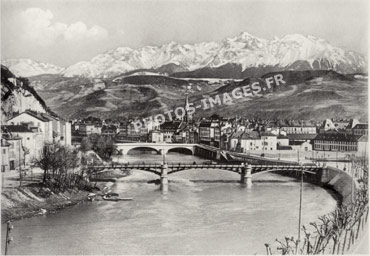 Photo de Grenoble et ses anciens quais anciens sous la chaîne des Alpes