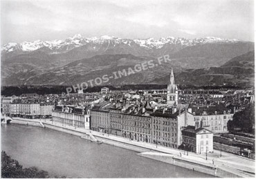 Grenoble ancien et la chaîne des Alpes