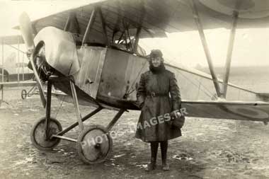 Georges Guynemer en tenue de pilote devant un Nieuport