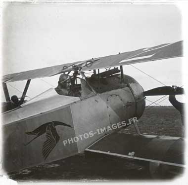 L'avion de Guynemer de l'escadrille des Cigognes paré au décollage