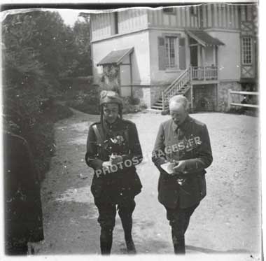 Guynemer en discussion avec un officier, photo de 14-18 WW1