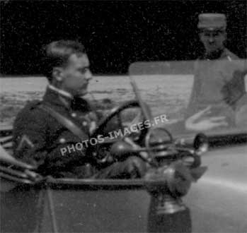 L'aviateur G. Guynemer au volant de sa Torpédo Sigma sur un terrain d'aviation pendant la guerre de 14618 WW1