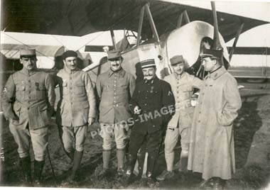 Baudrillon, Delfour, Siedel, Anjoras,
   Jarre et Stugocki posent devant un Nieuport