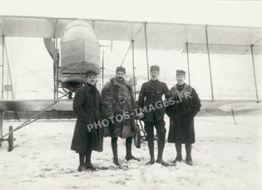 photo des aviateurs Vidal, Plantier, Jambois, Libman devant un Farman