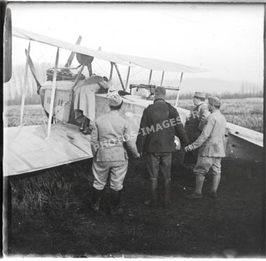 Pilote allemand capturé photographié devant son avion pendant la guerre de 14-18, WW1
