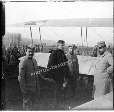 Pilote allemand photographié retenu son avion pendant la guerre de 14-18, WW1