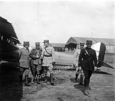 Des officier et un pilote devant un avion pendant la guerre de 14-18, WW1