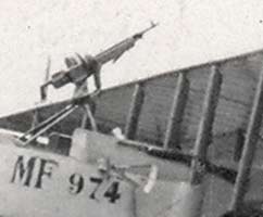 La mitrailleuse sur la proue de l'avion Maurice Farman MF 974 en 14-18, WW1
