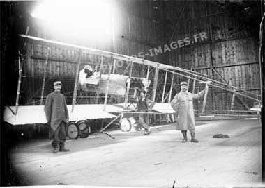 Avion MF Maurice Farman photographié dans un hangar photo de 14-18 WW1