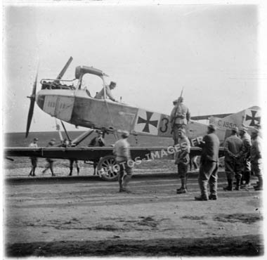 Photo de l'avion allemand capturé et embarqué sur une plateforme en 14-18