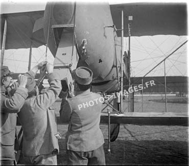 Installation de l'appareil de prises de vues aériennes à bord de l'avion en 14-18