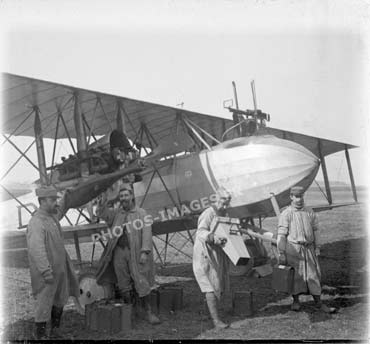 Vérification de l'appareil de prise de vue aérienne avant embarquement sur l'avion en 14-18 ww1