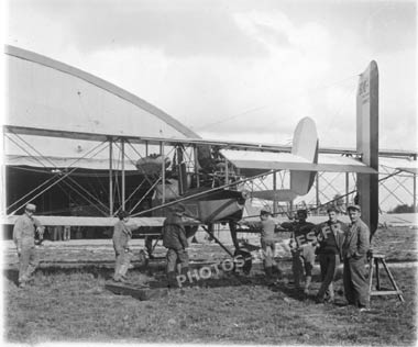 Photo d'un avion estampiller BM devant un hangar en 14-18 WW1