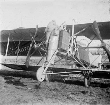 Photo d'un avion biplan à 2 hélices en 14-18 WW1