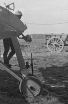 Photo du guide pendant le déplacement de l'avion en 14-18 WW1