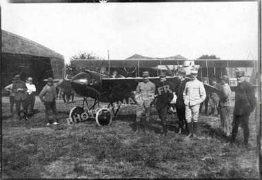 Pilote et mécaniciens devant un avion  Morane-Saulnier pendant la guerre 14-18, WW1