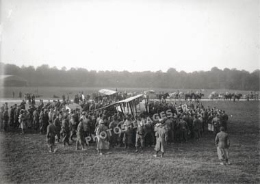 Photo en 14-18 d'un gros avion bimoteur cerné de curieux