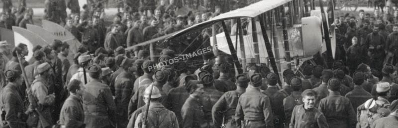 La troupe de curieux assemblée autour de l'avion bimoteur Caudron, photo de 14-18