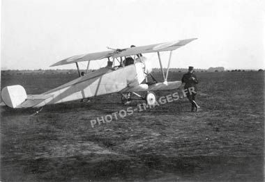 photo d'un avion biplan au sol