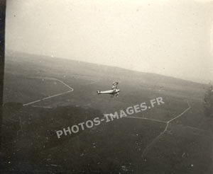 Photo aérienne d'un avion biplan en vol