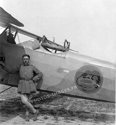 Photo d'un pilote devant un avion Breguet 14 de la BR244 Leopard pendant la guerre de 14-18