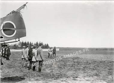 photo d'une remise de décoration sous un avion Voisin en 14-18 WW1