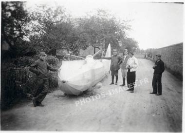Le fuselage d'un avion dans une rue