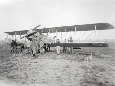 Un gros bombardier biplan au sol, photo de 14-18