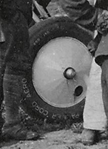 Photo de la roue du gros biplan avion en 14-18 WW1
