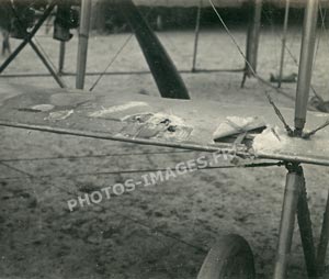 Photo des déchirures causées par l'impact de balles dans l'aile d'un avion en 14-18 WW1