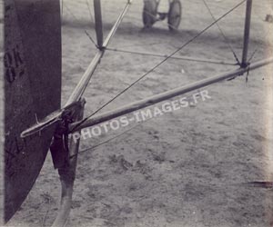 Photo d'impact de balle sur l'aileron d'un avion photo de 14-18 WW1