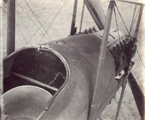 Photo d'un cockpit d'avion de 14-18 WW1 touché par une balle
