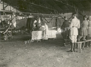 Photo d'un office religieux devant 2 avion en 14-18