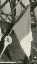photo du drapeau français sur l'hélice d'un des 2 avions pendant la messe en 14-18, WW1
