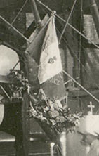 Drapeaux et fleurs devant l'avion pendant la messe en 14-18,WW1
