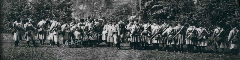 La troupe qui retient le ballon d'observation avant son envol pendant la guerre de 1914-1918