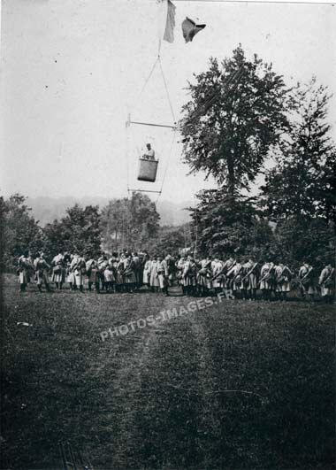 La troupe retient un ballon d'observation paré à l'envol pendant  la guerre de 14-18
