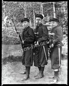 En position d'attaque, 3 garçons enfants soldats fusils à la main et baïonnette au canon