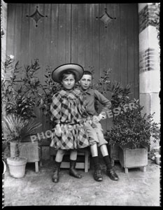 Frère et soeur posent pour la photo à l'embrasure d'une porte.