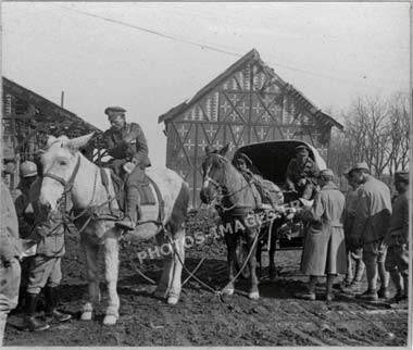 Photo des soldats Anglais à l'entrée de Ham demandant leur chemin à des sodats français