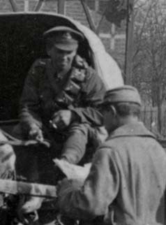 Un soldat anglais dans sa charette voit ses papiers contrôlés par un soldat  français.