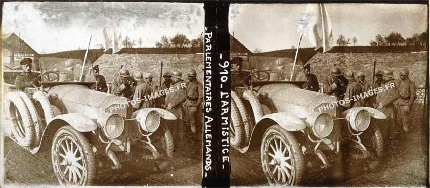 Les parlementaires allemands arrivent en voiture en 1918
