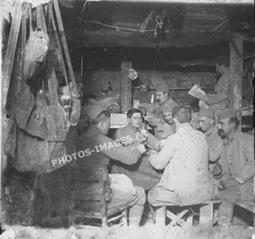 Photo des soldats jouant à la mnille dans la cagna en 14-18 ww1