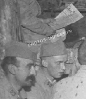 Détail de la photo des soldats jouant à la mnille dans la cagna en 14-18 ww1