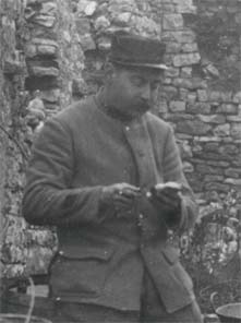 Photo d'un des soldats qui cassent la croûte à l'abri d'une maison en ruine pendant la guerre de 14-18