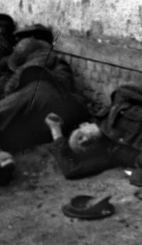 Un des militaires endormis sur le sol pendant la guerre de 14-18