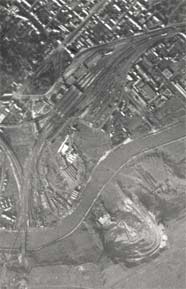 Détail de la photo aérienne prise à 6000 mètres d'altitude de Charleville en 1918 montrant la gare et la Meuse