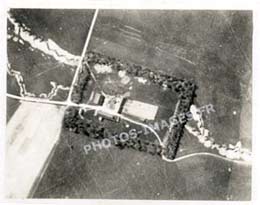 photo aérienne de la phase 1 de la destruction d'une propriété en 14-18 WW1