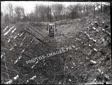 Photo de l'accès à la tranchée défendue par barbelés en 14-18 WW1